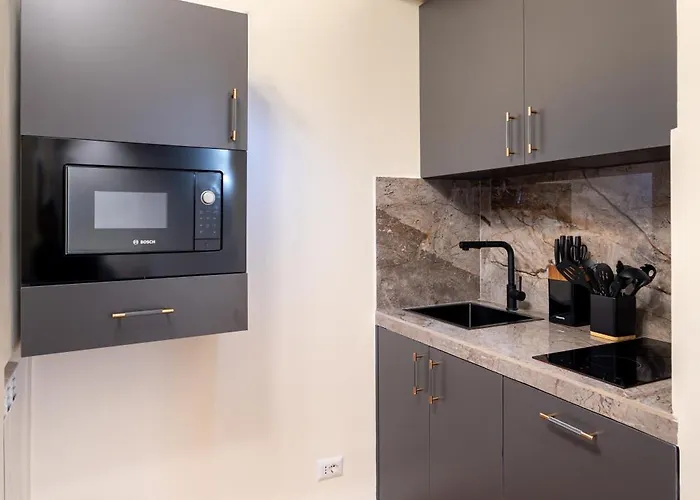 Elegant Design Two Bedroom Near Spanish Steps Center Rom