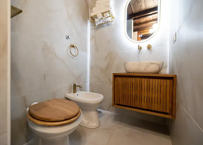 Elegant Design Two Bedroom Near Spanish Steps Center