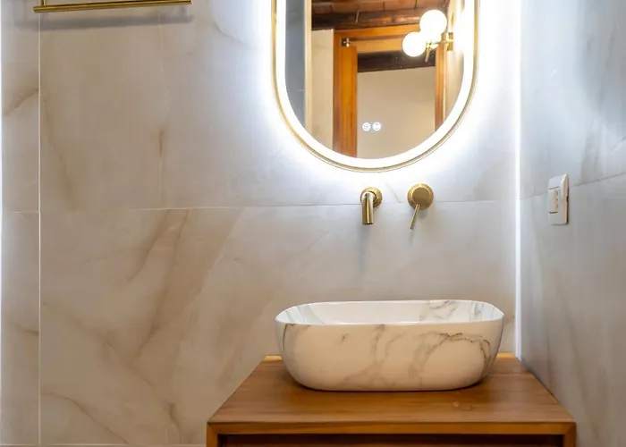 Elegant Design Two Bedroom Near Spanish Steps Center *